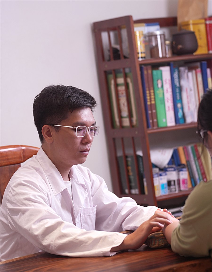 Bác sĩ Tùng bắt mạch cho bệnh nhân