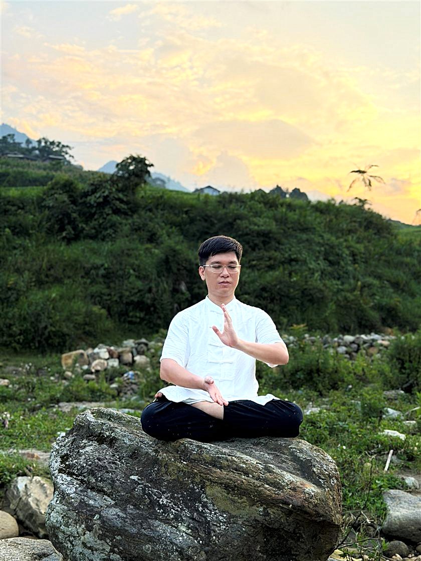 Bác sĩ Tùng ngồi thiền lúc hoàng hôn