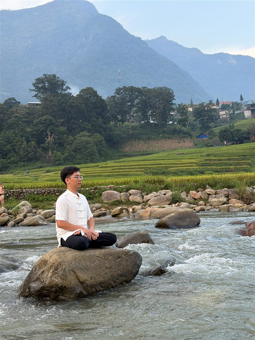 Bác sĩ Tùng ngồi thiền bên suối