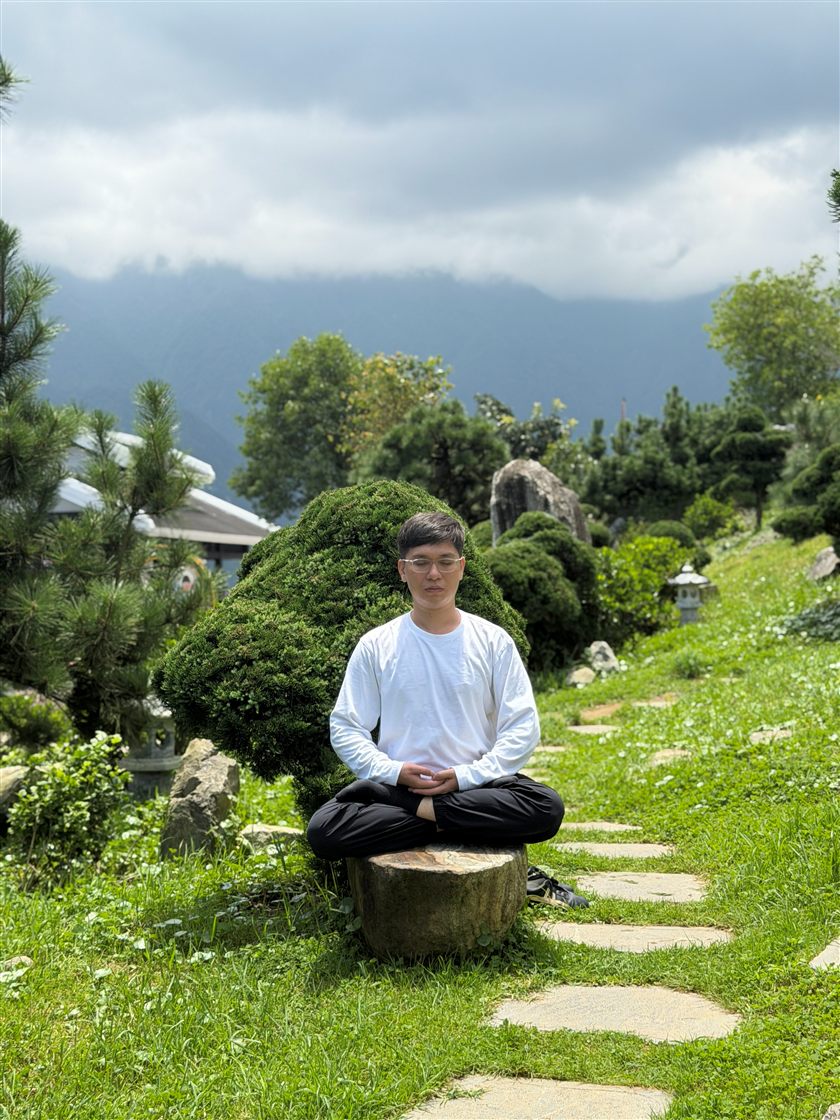 Bác sĩ Tùng thực hành Thiền Buông Bỏ